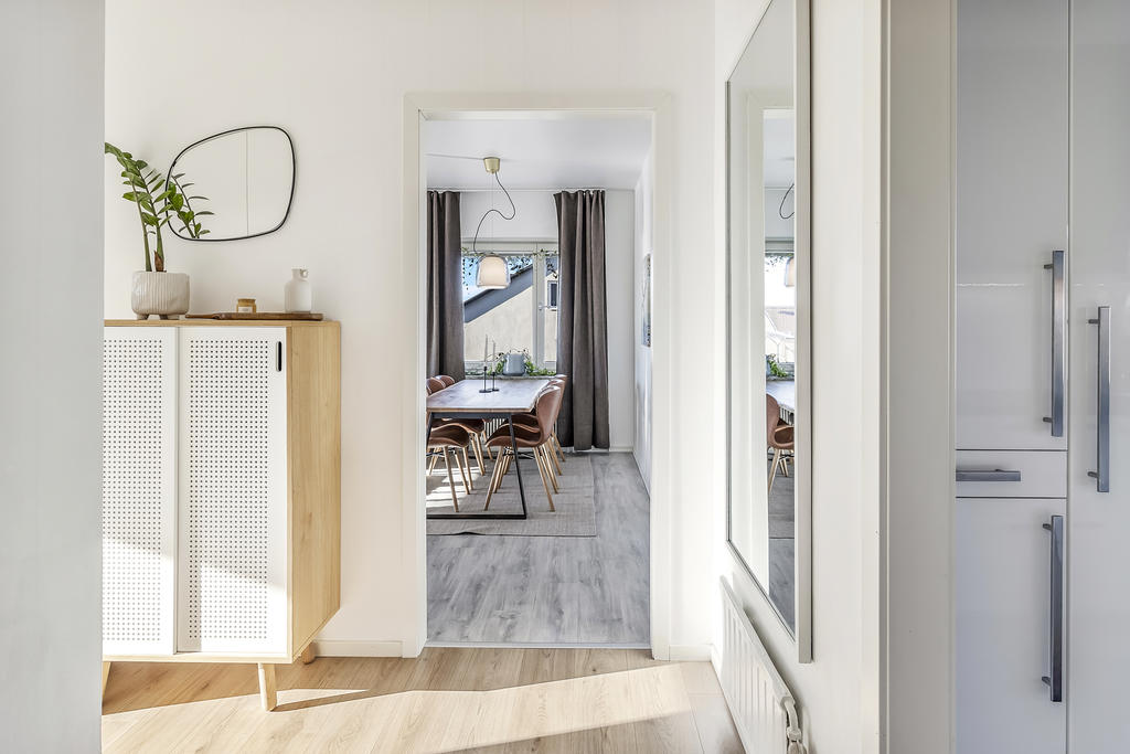 Hall mot vardagsrum