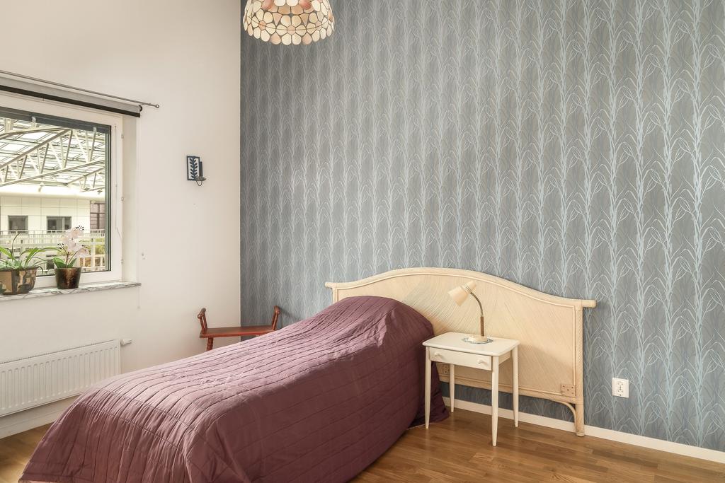 Sovplats med utrymme för dubbelsäng och förvaringsmöbler.