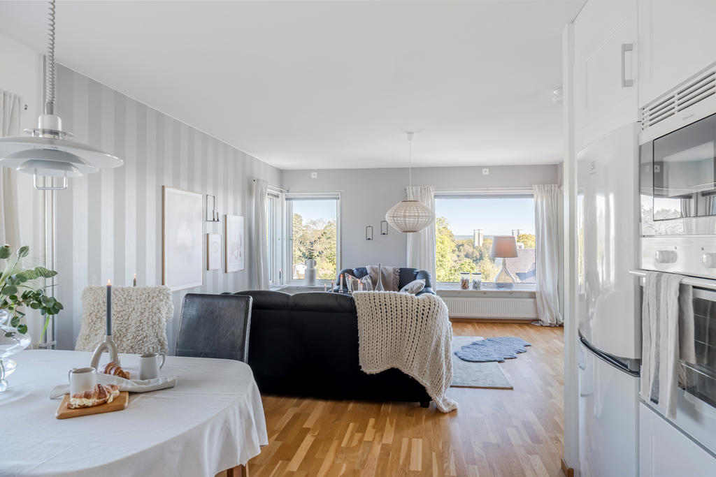 Rikligt ljusinsläpp från stora fönsterpartier