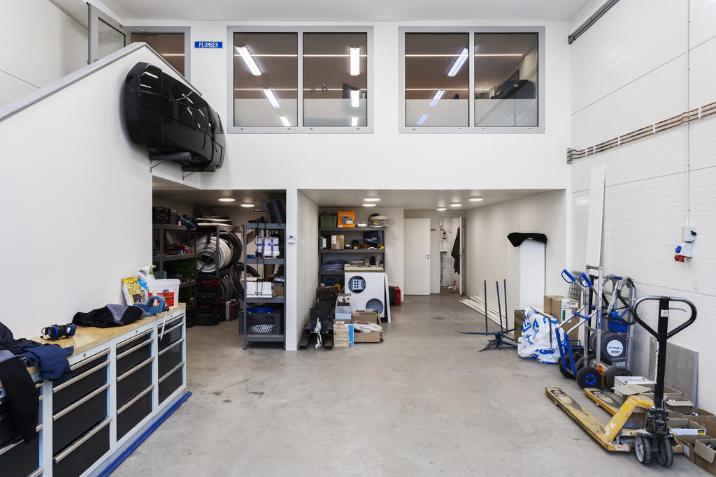 Verkstad med trappa upp till entresolplanet
