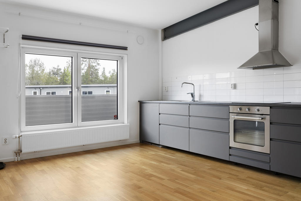 Kontor 1 , entré via loftgång
