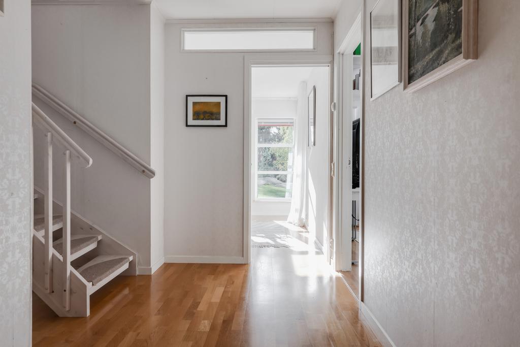 Hall på nedre plan