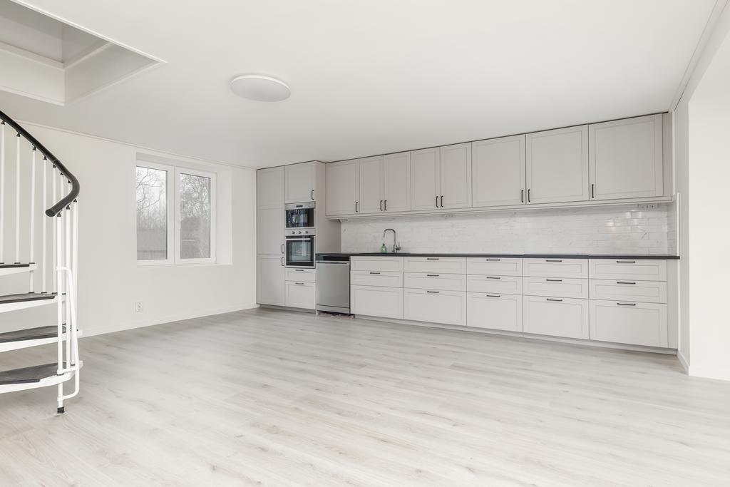 Trapp upp till övre plan.