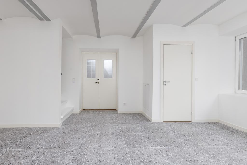 Allrum nere mot ingång och trapp upp.