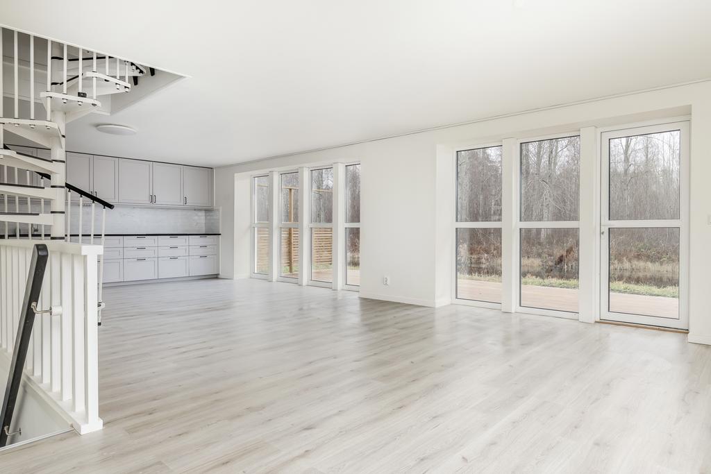 Våning 1 med kök och vardagsrum med utgång till altan.