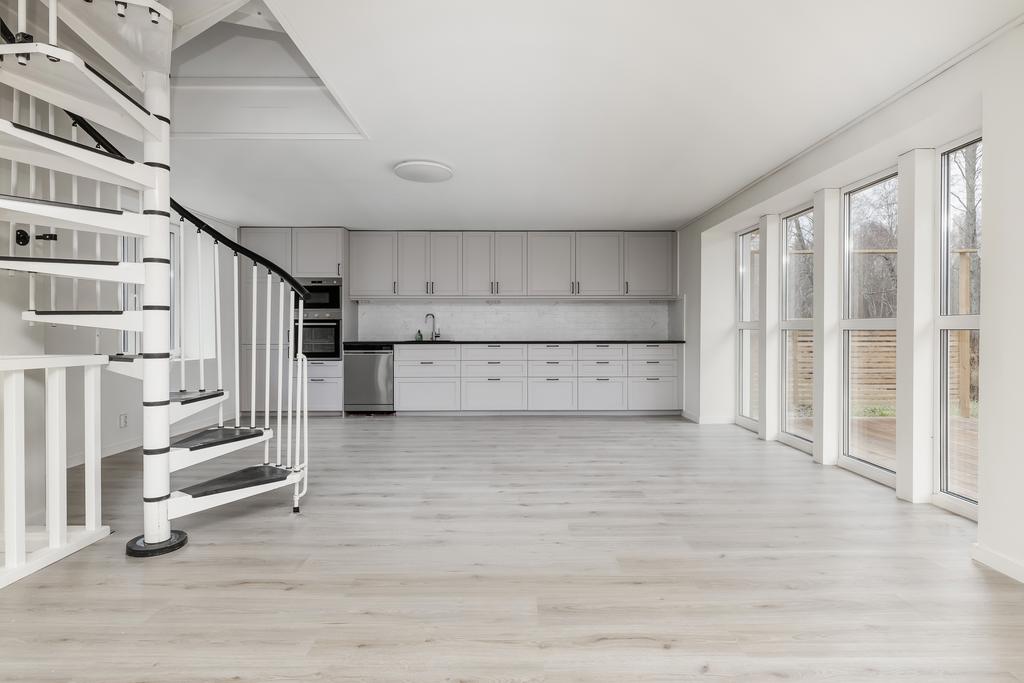 Våning 1 med kök och vardagsrum med utgång till altan.