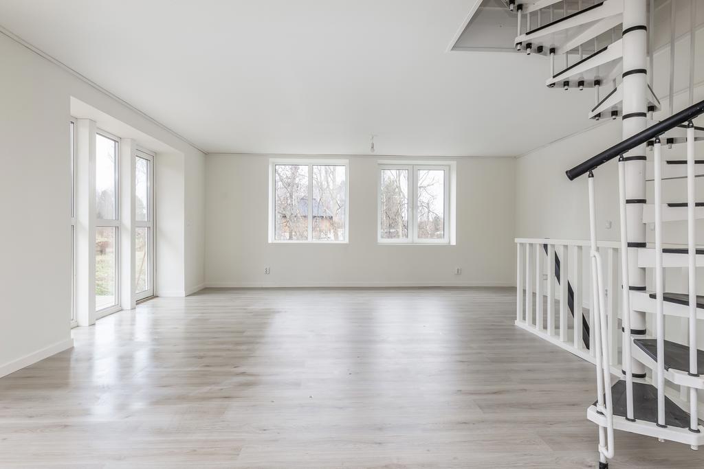 Vardagsrum med utgång till altan.