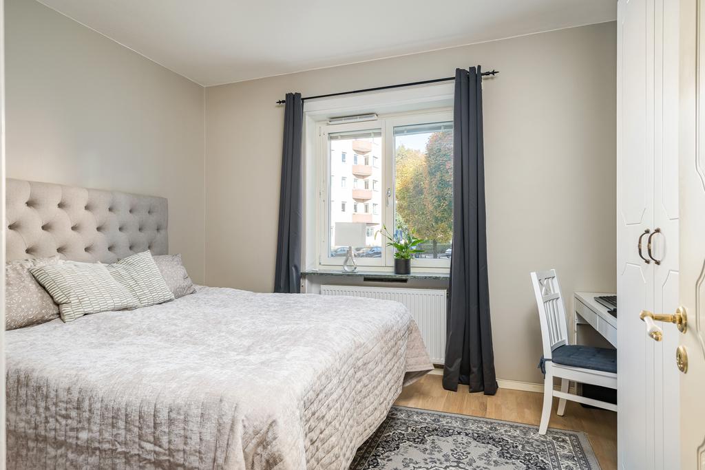 Sovrum med plats för dubbelsäng