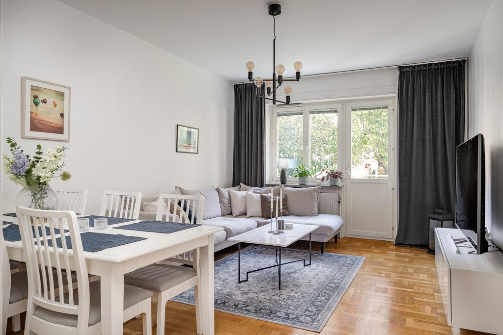 Vardagsrum med plats för matgrupp och soffa