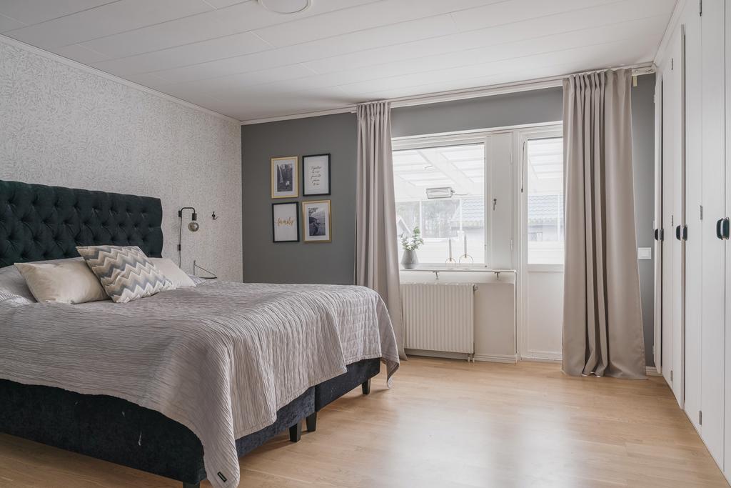 Sovrum 2 med utgång till inglasade verandan