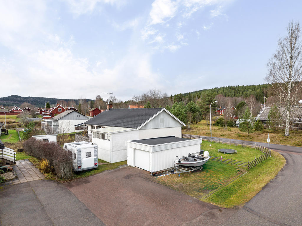 Fristående garage upp uppfart med plats för flera bilar