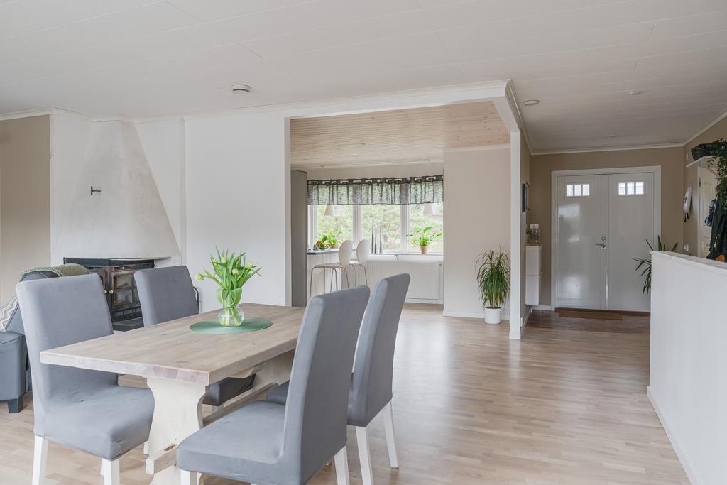 Matrum/vardagsrum mot kök och hall