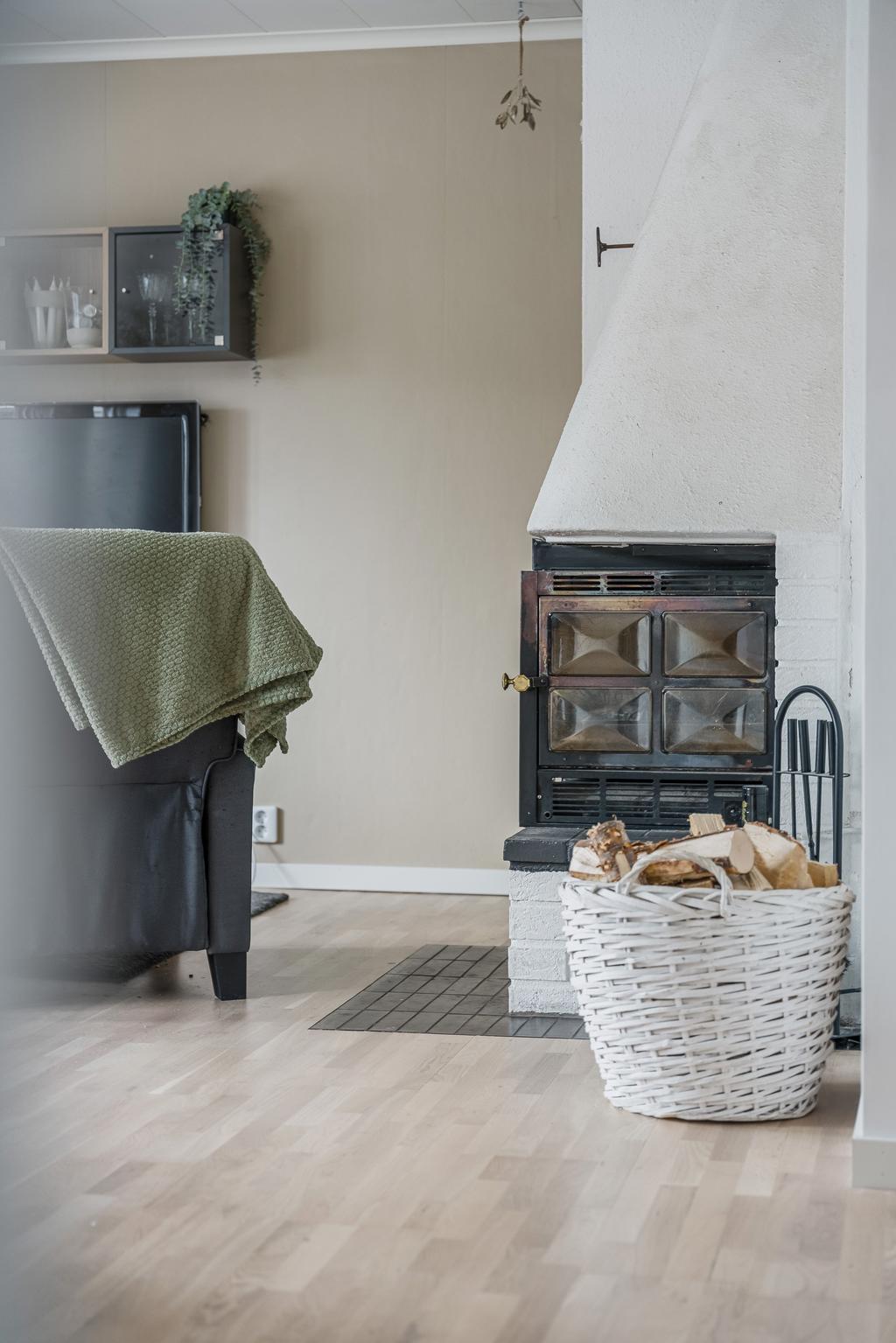 Öppen spis med insats i vardagsrummet