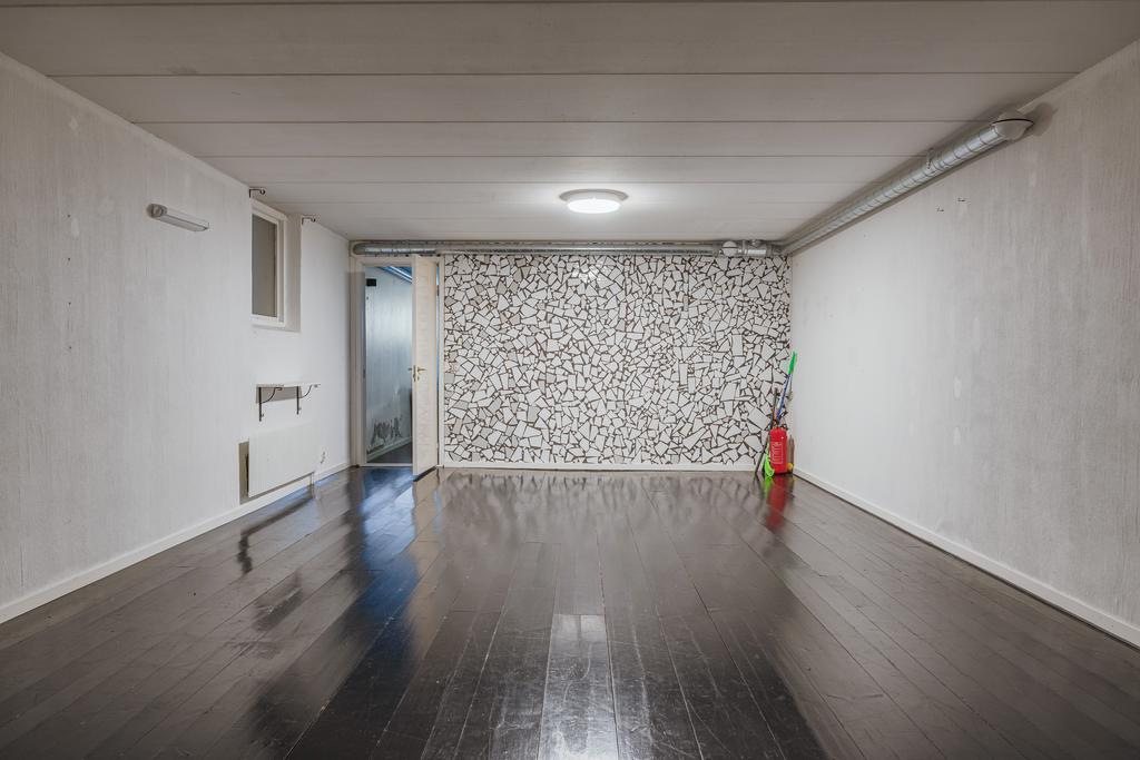 Stort hobbyrum/gästrum i källaren