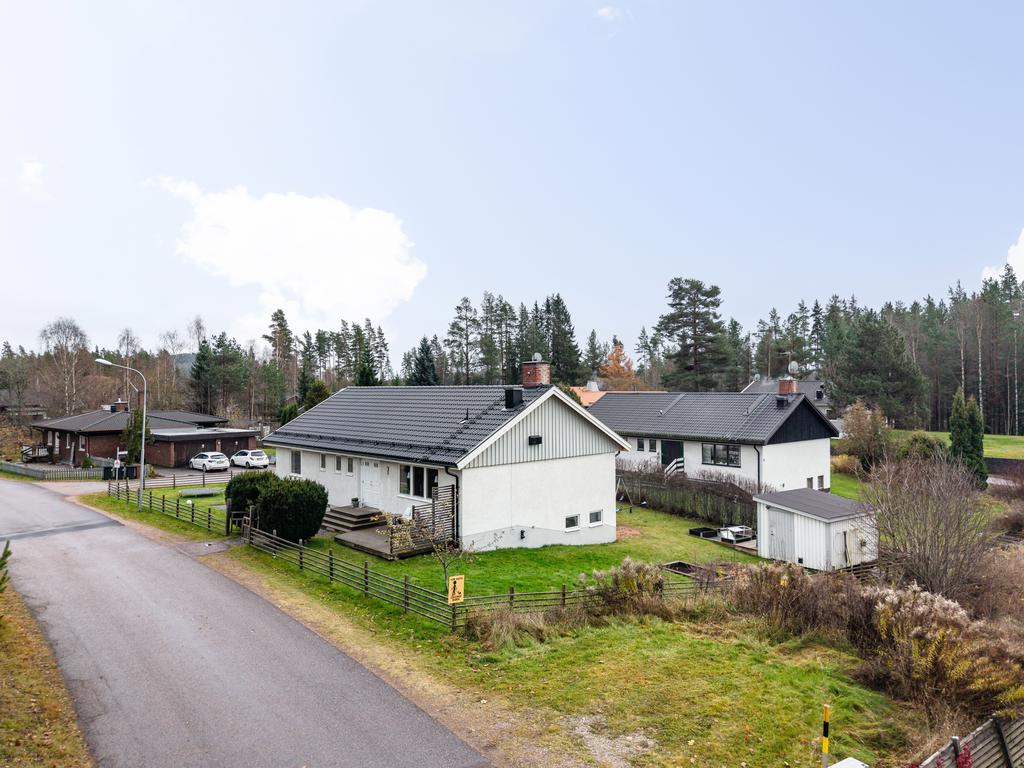 Lugnt läge längs byvägen