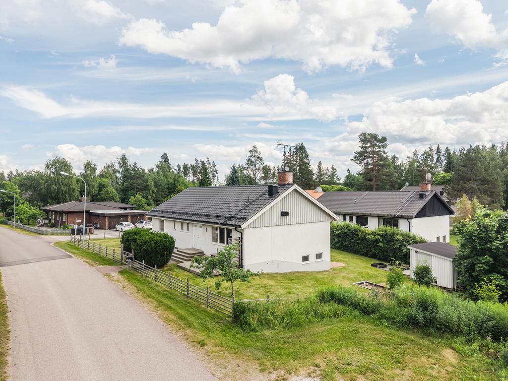 Lugnt läge längs byvägen