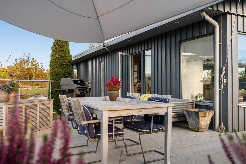 Från vardagsrummet/köket kommer man ut till terrassen.