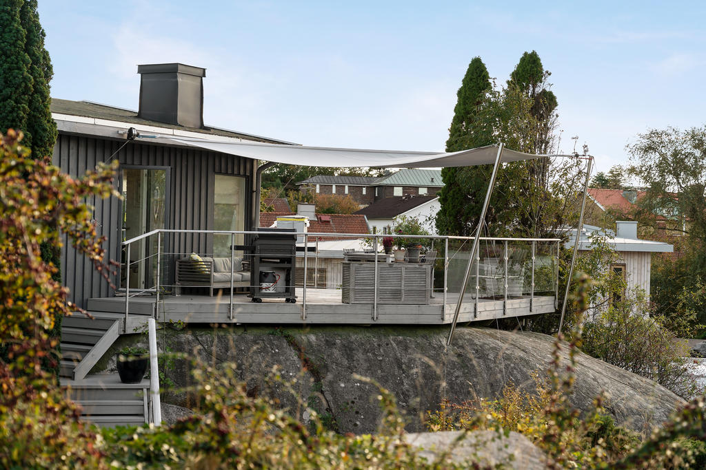 Finns flertalet altaner runt fastigheten där man kan välja om man vill njuta i solen eller vill ha skugga.