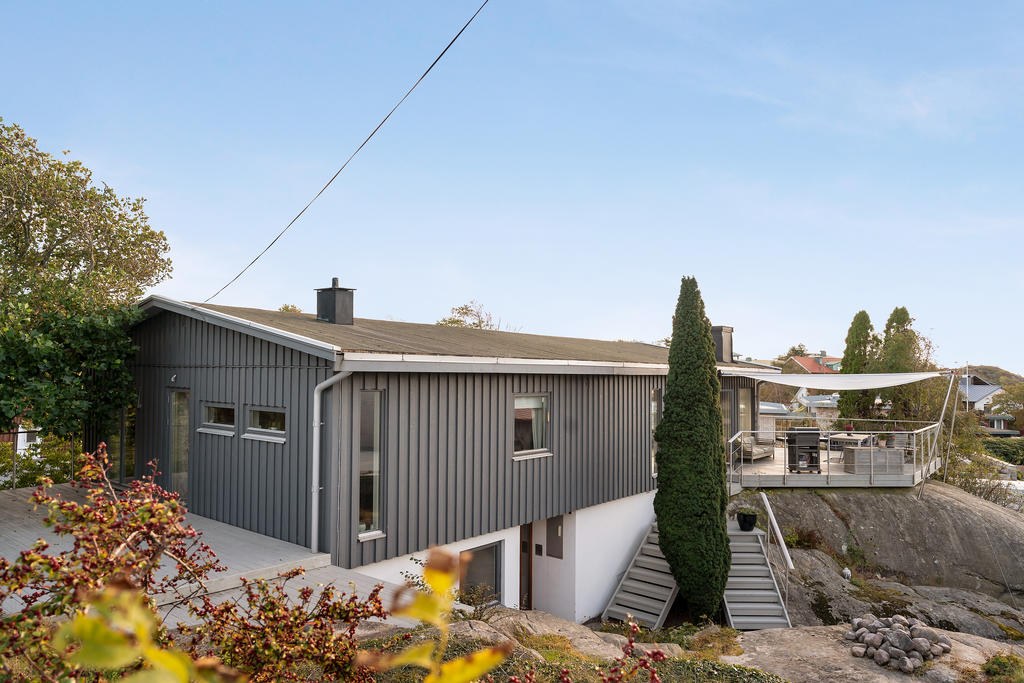 Finns även en altan vid husets baksida......