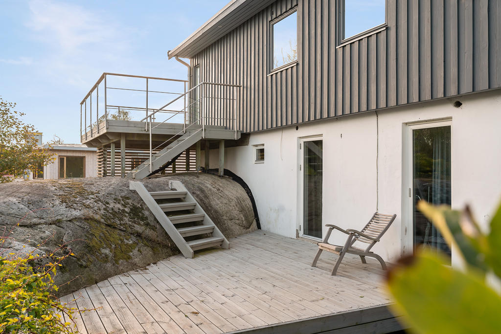 .......ytterligare en altan med utgång från nedre plan.