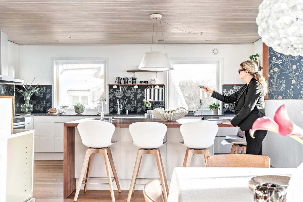 Matplatsen finns nära tillhands vid köket.