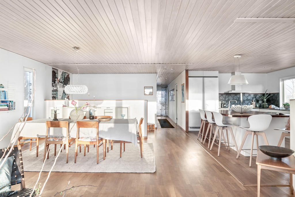 Från köket vidare i hallen kommer vi till sovrumsavdelningen.