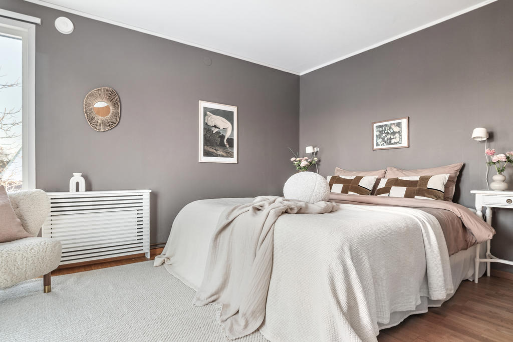 Masterbedroom med hel garderobsvägg.........