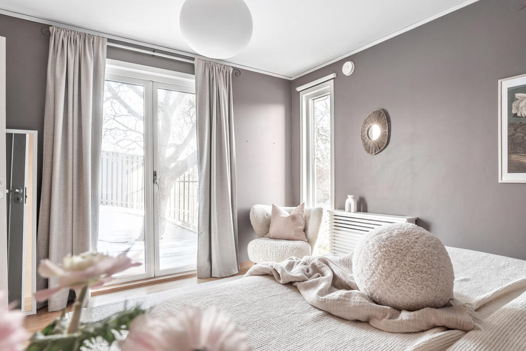 ......samt utgång till altanen utanför.