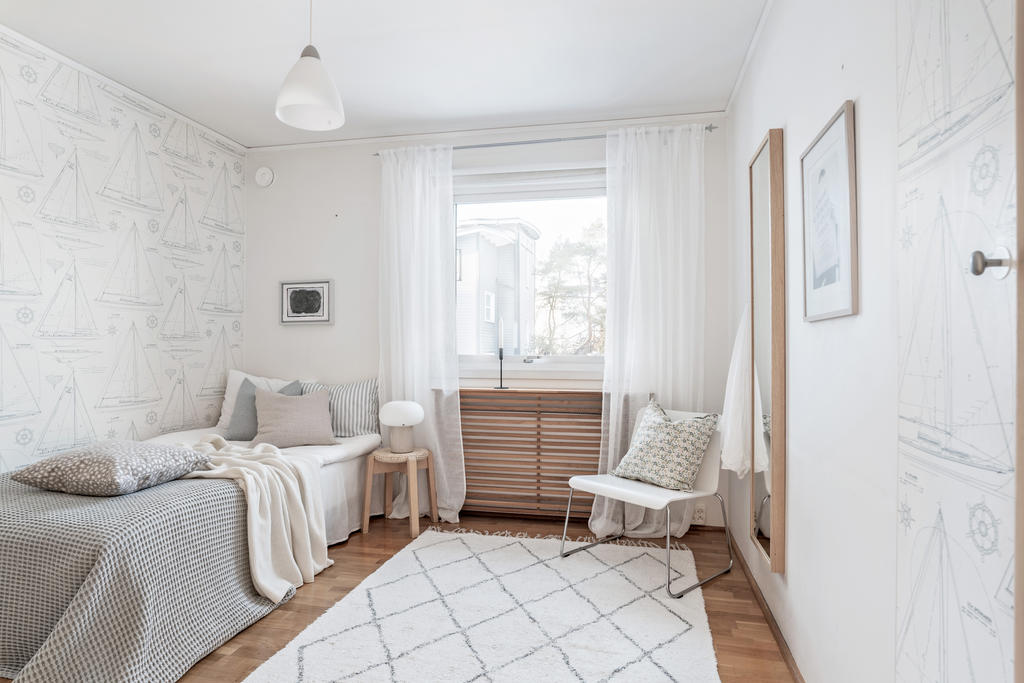 Bra tonårsrum med tre garderober samt plats för skrivbord.