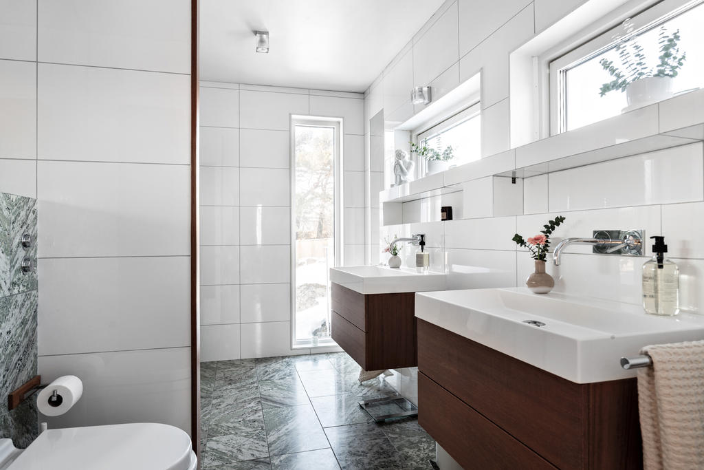 Fräscht badrum på övre plan med vackert golv med Kolmårdsmarmor som även löper vidare till.......