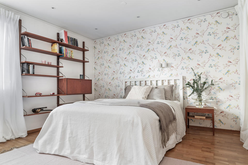 Bra sovrum på entréplanet med hel garderobsvägg.