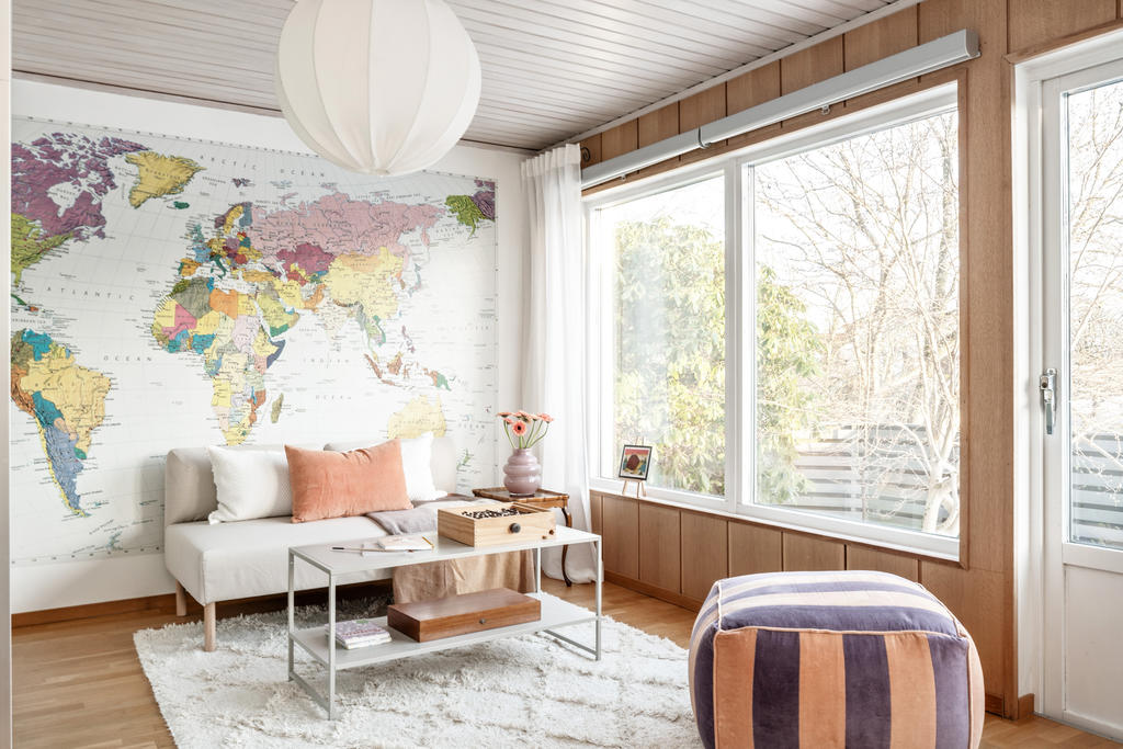 Ytterligare ett allrum med utgång till altanen vid husets baksida.