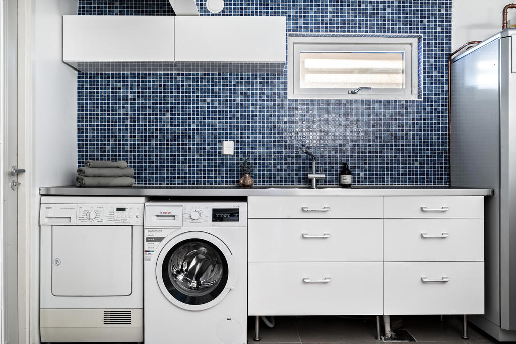 Husets tvättstuga som även rymmer mycket förvaringsutrymme samt garderober.