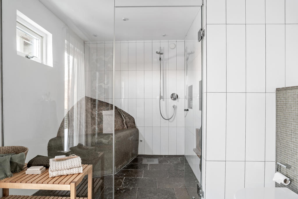 Härlig dusch och ångbastu med charmigt berg i dagen.