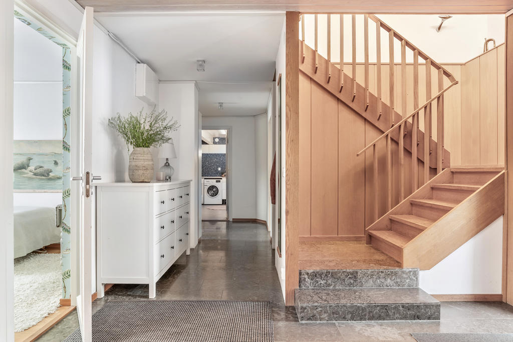 Exlusivt golv i Kinnekullekalksten. Vi tar den snygga trappan i ek upp till övre plan.