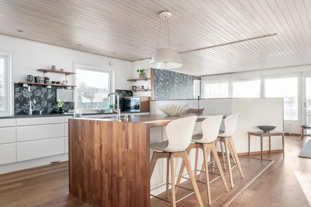 Köksö med bra förvaring och massiv teakskiva.