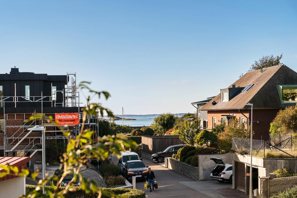 Mellan grannfastigheterna kan man njuta av havsutsikten från huset och terrassen.