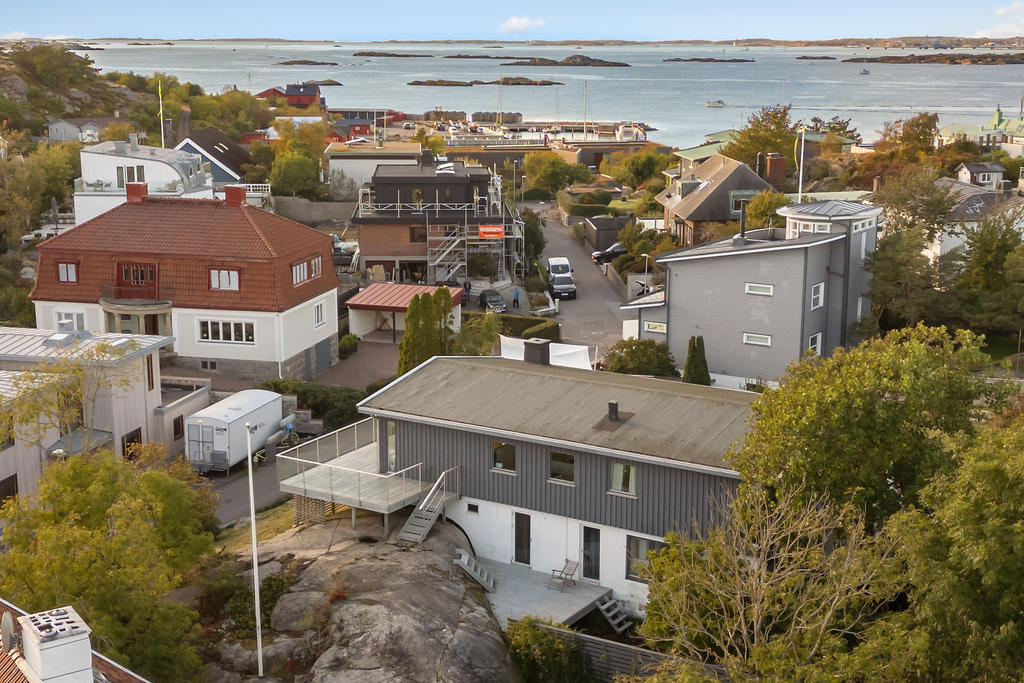 Denna fastighet i Långedrag ligger med underbart utsiktsläge, lättskött tomt samt garage.