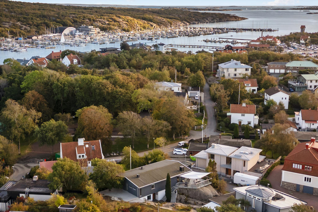 Älskar man havet och båtlivet så finns det flera hamnar inom promenadavstånd.