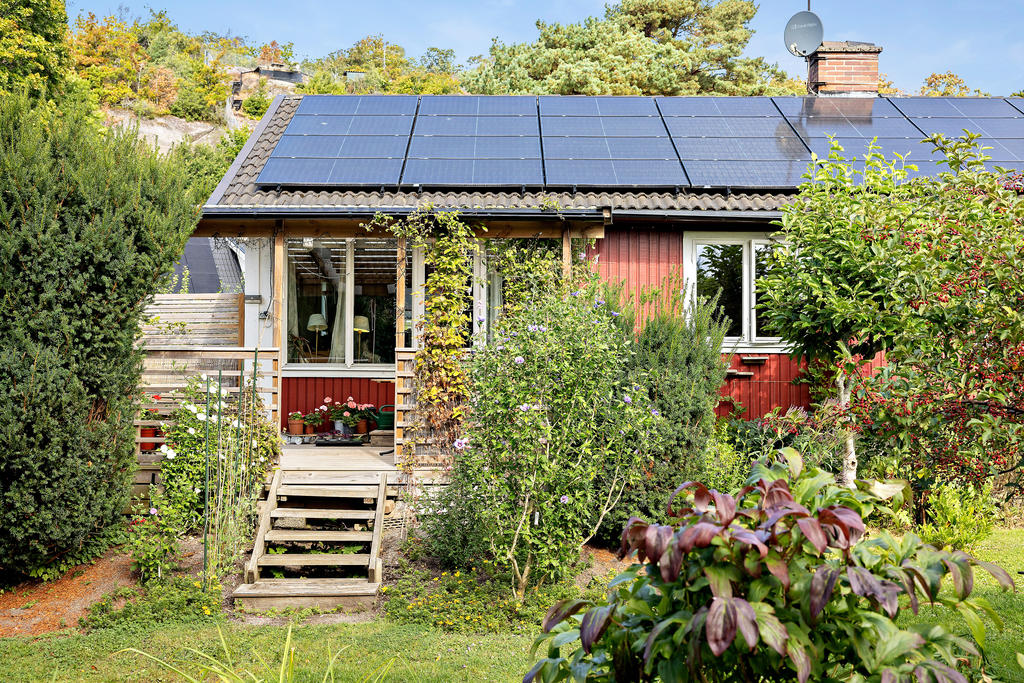 Solceller på taket bidrar till sänkta energikostnader