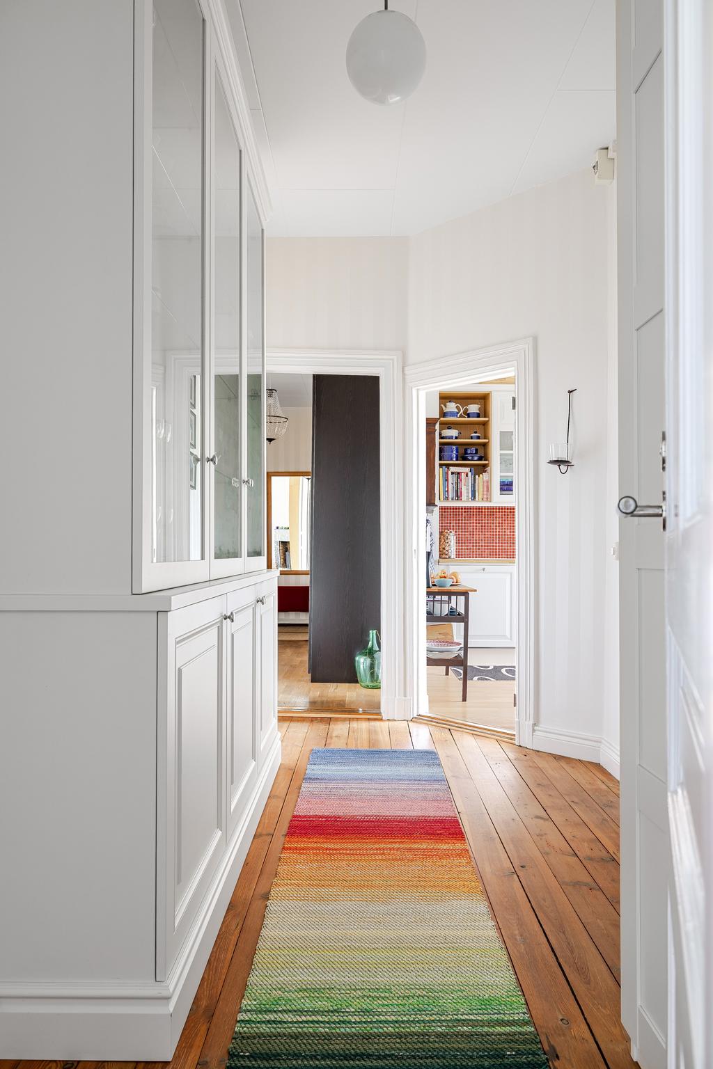 Inre hall med platsbyggt vitrinskåp.