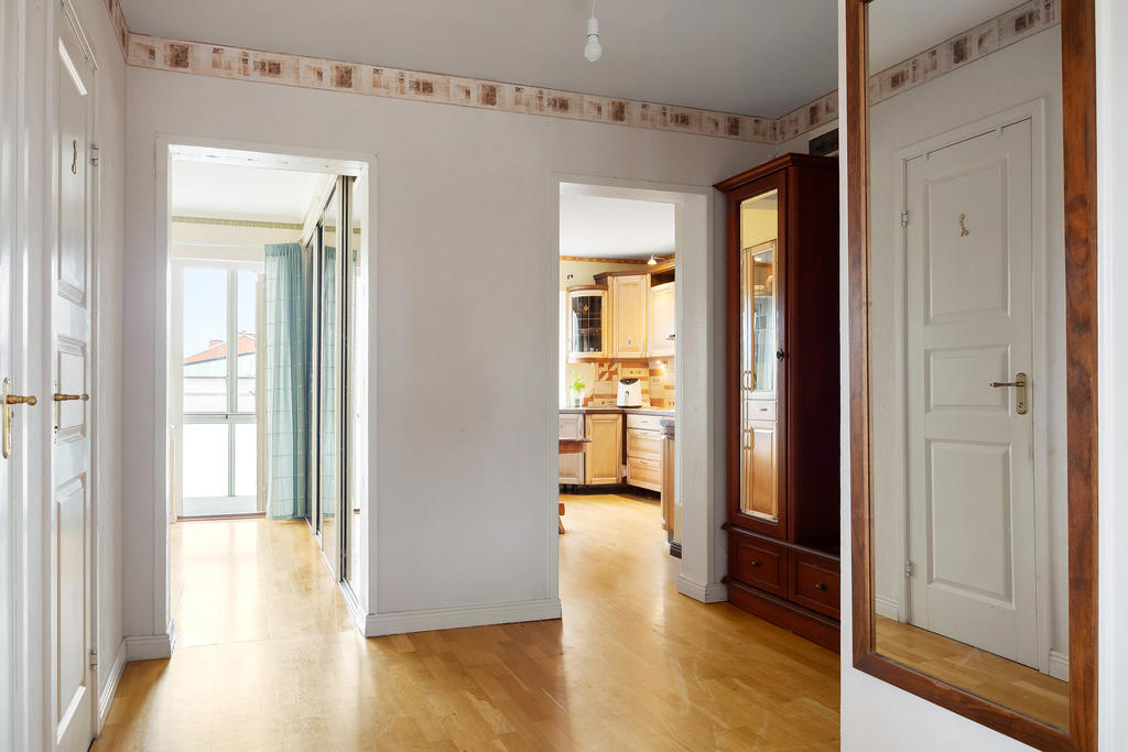 Hall mot sovrum och kök