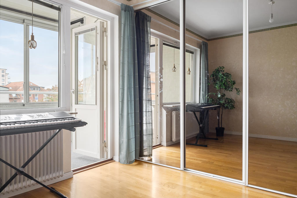 Sovrum med utgång till balkong