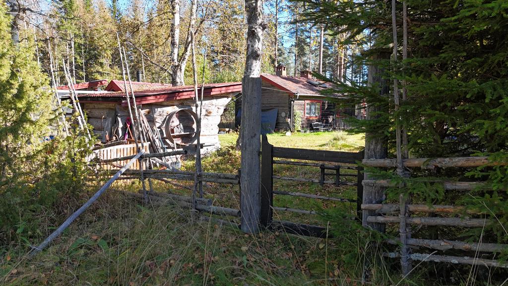Gärdesgård med ytterligare en ingång till gården.