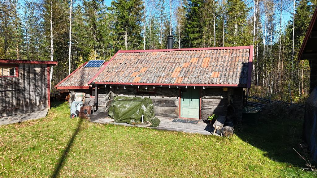 Charmigt bastuhus med en del inrett för sängplats.