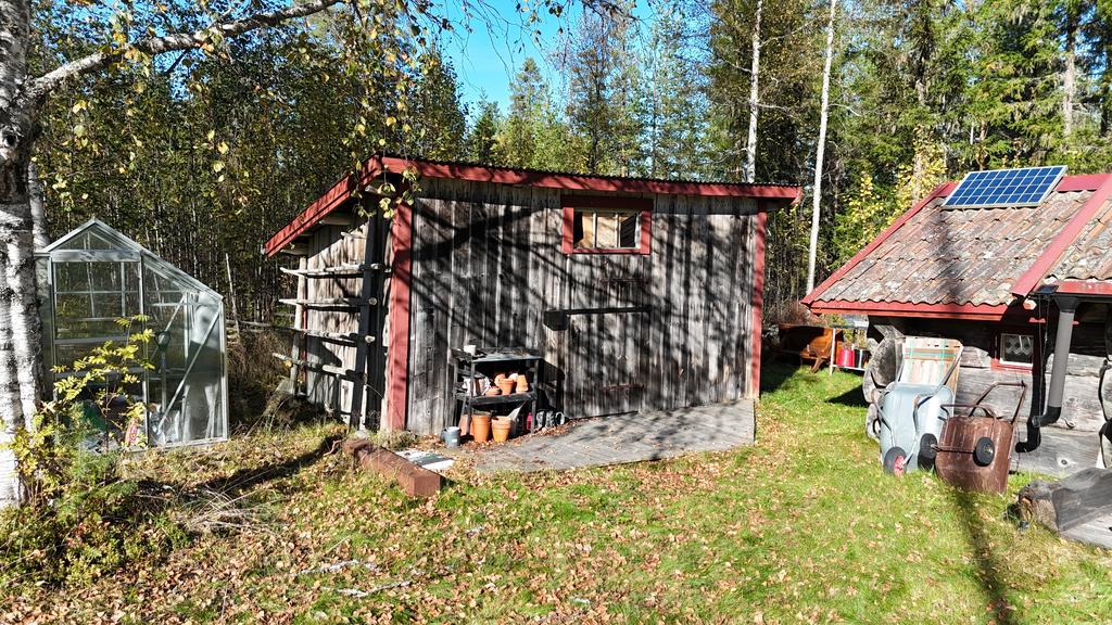 Här finns även ett charmigt växthus! Perfekt för dig som vill odla egna grönsaker, kryddor eller blommor och njuta av skörden direkt från trädgården.