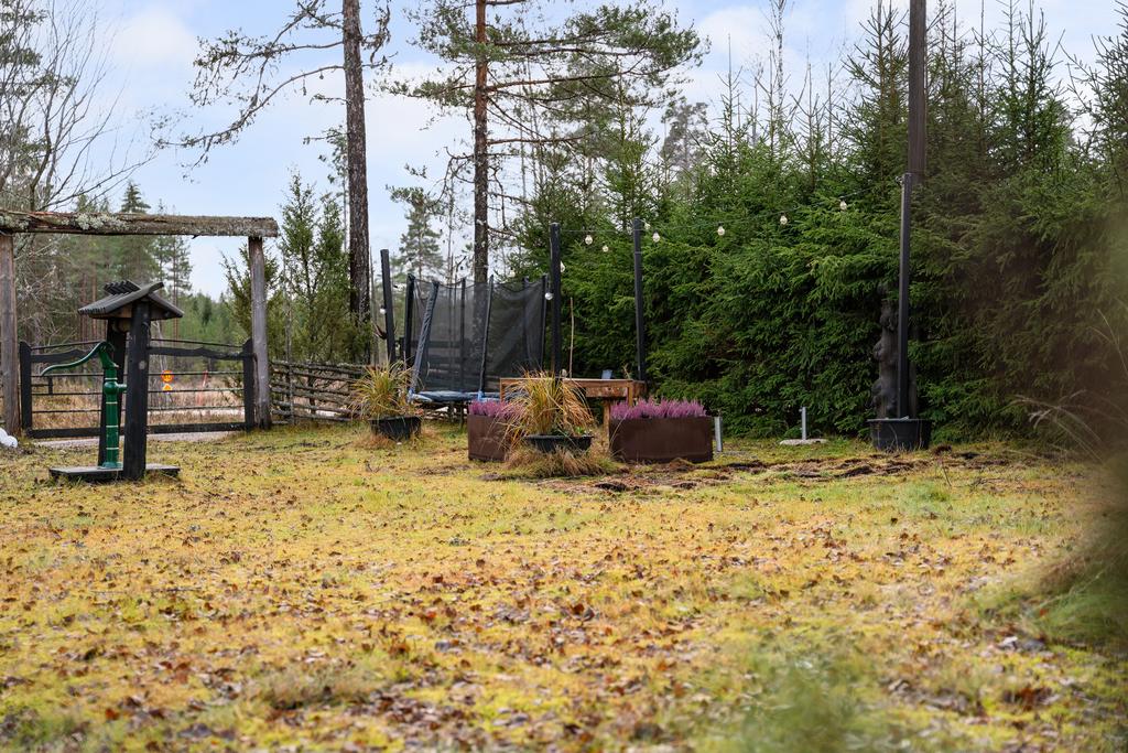 Gärdesgård runt gården.