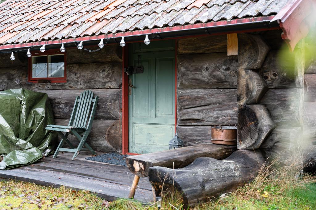 Charmigt bastuhus med en del inrett för sängplats.