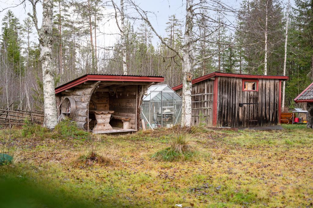 Här finns även ett charmigt växthus! Perfekt för dig som vill odla egna grönsaker, kryddor eller blommor och njuta av skörden direkt från trädgården.