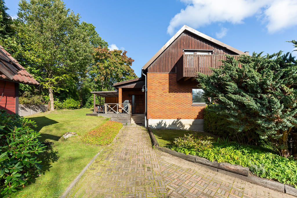 Stenlagd gångväg till entrén